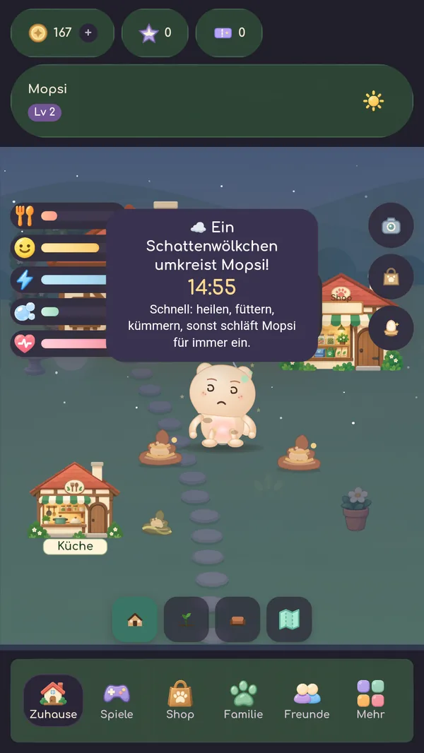 PeTTApp-Bildschirm Zuhause: Pet Mopsi auf dem Hof mit Küche und Shop, Pflegeleisten und einer Ereignismeldung